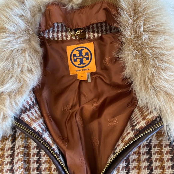 Tory Burch tweed zip up jacket with detachable fur collar. - Picture 2 of 4